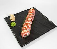 Ролл с тунцом и клубникой