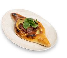 Хачапури с мраморной бастурмой и томатами 