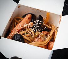 Вок с семгой и креветкой