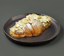 Круассан с миндалем