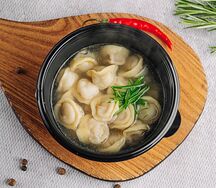 Пельмени с бульоном и сметаной