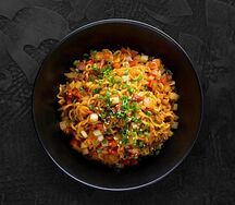Жареный рамен с креветками