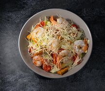Салат Цезарь с креветками