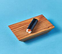 Хенд-ролл с лососем