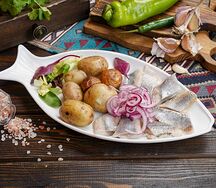 Сельдь с отварным картофелем и луком