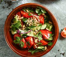 Салат овощной по-грузински с грецкими орехами