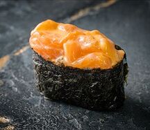 Гункан Лосось Спайси