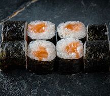 Ролл с лососем