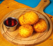 Сырные палочки из моцареллы с ягодным соусом