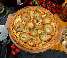 Пицца с грушей и горгонзолой