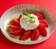 Буррата с помидорами