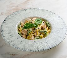 Феттуччине с лососем и спаржей