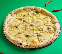 Горгонзола с орехами и грушей