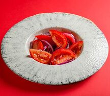 Помидоры с красным луком