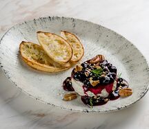 Запечённый камамбер с соусом из черной смородины