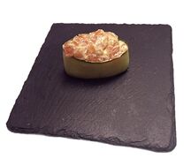 Гункан огурец с острым лососем