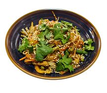 Пшеничная лапша с курицей и овощами