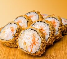Ролл Темпура с копченым лососем и крабом