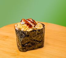 Гункан с угрем и омлетом