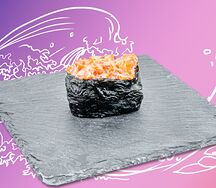 Гункан с острым лососем