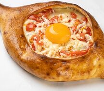 Хачапури по-аджарски с помидорами