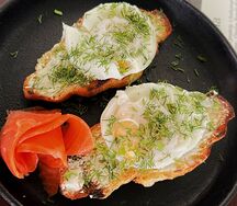 Круассан с яйцом пашот