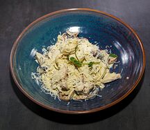 Тальятелле с курицей, грибами и песто