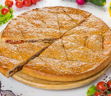 Закрытая пицца с говядиной и овощами