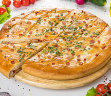 Закрытая пицца с колбасками и пепперони