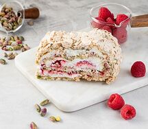 Рулет меренговый с малиной