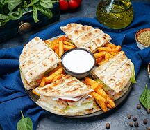 Скепасте греческий клаб-сэндвич с курицей