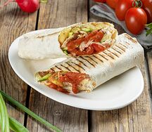 Шаурма в тонком лаваше с курицей