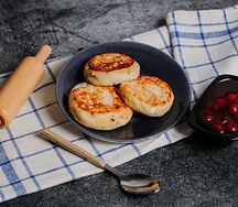 Фирменные сырники со сметаной и клубничным соусом