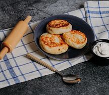 Фирменные сырники со сметаной