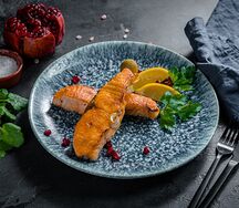Филе семги жареное с овощами