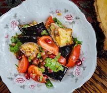 Салат с хрустящими баклажанами и творожным сыром