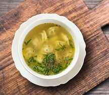 Пельмени с бульоном