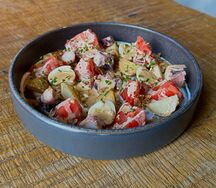 Салат с осьминогом и соусом саке