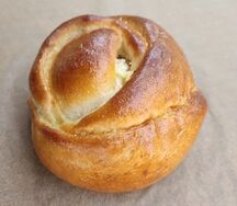 Булочка с творогом и изюмом