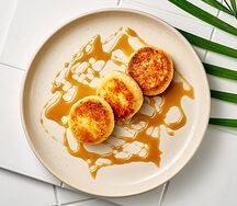 Творожные сырники с миндальной карамелью