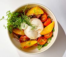 Буррата с помидорами