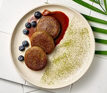Тофу-сырники с матча и кокосовой сгущенкой