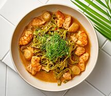 Зеленая паста с креветками и гребешками