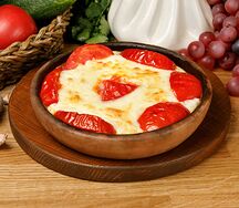 Запеченные сулугуни с помидорами