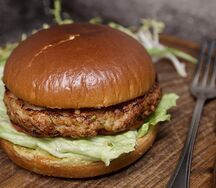 Бургер куриной котлетой со спайси соусом