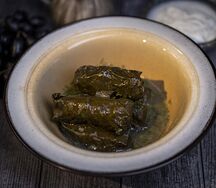 Долма с бараниной и чесночным соусом