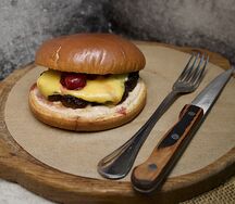 Бургер с говяжьей котлетой и вишневым соусом