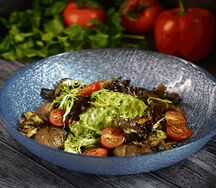 Теплый микс-салат с куриной печенью