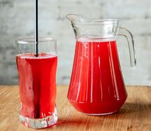 Бокал малинового морса