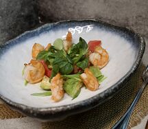 Салат с креветками и авокадо